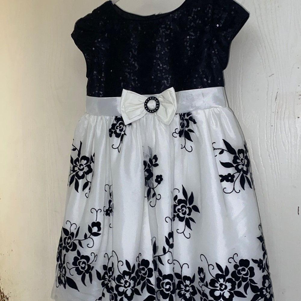 Size5T Black and White Dress lacy flower detail that sparkles